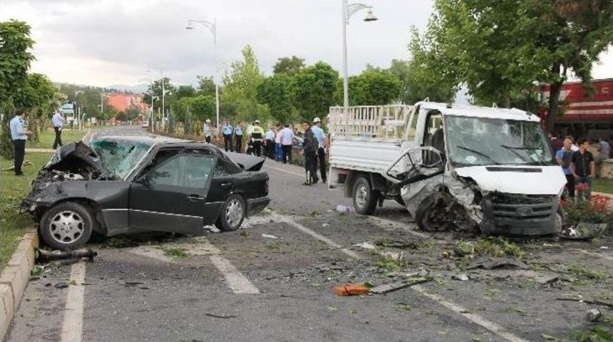 Kamyonet Karşı Şeride Ge&ccedil;ti, İki Otomobile &Ccedil;arptı: 6 Yaralı