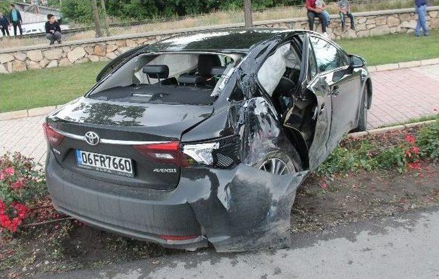 Kamyonet Karşı Şeride Geçti, İki Otomobile Çarptı: 6 Yaralı