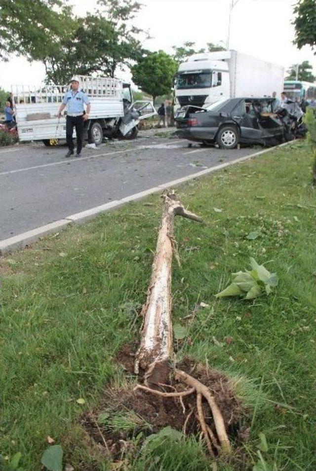 Kamyonet Karşı Şeride Geçti, İki Otomobile Çarptı: 6 Yaralı