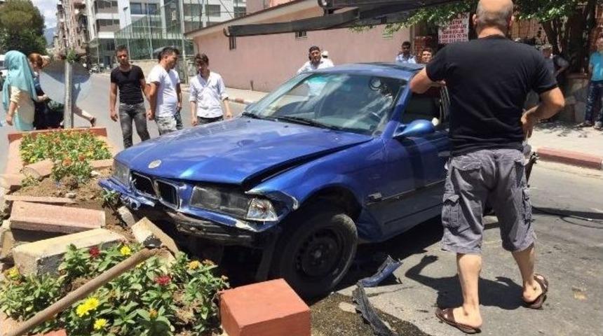 Nazilli’de Kontrolden Çıkan Araç Refüje Çaptı