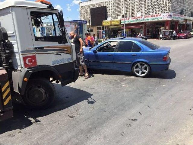 Nazilli’de Kontrolden Çıkan Araç Refüje Çaptı