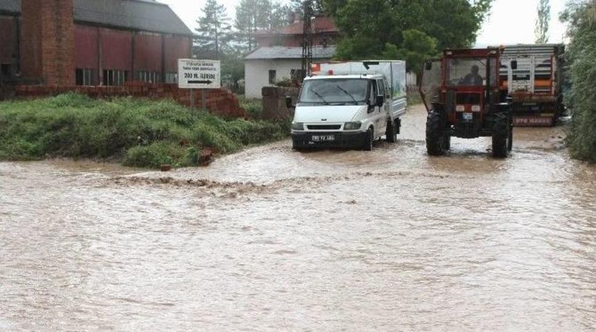 Sağanak Yağış Sivas-kayseri Karayolunu Trafiğe Kapattı