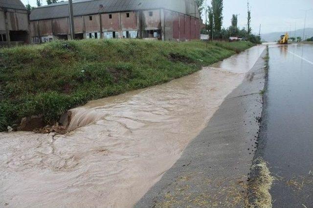 Sağanak Yağış Sivas-kayseri Karayolunu Trafiğe Kapattı