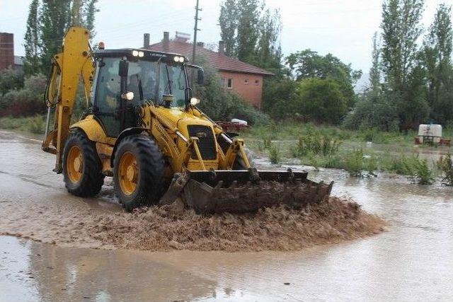 Sağanak Yağış Sivas-kayseri Karayolunu Trafiğe Kapattı