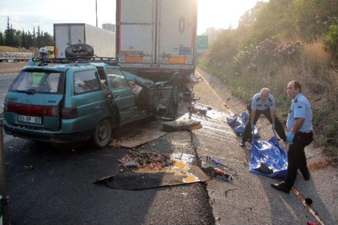 Otomobil Park Halindeki Tır&rsquo;a &Ccedil;arptı: 2 &Ouml;l&uuml;