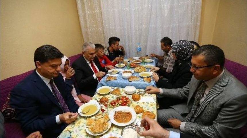 Başbakan Yıldırım, Gecekonduda İftar Sofrasına Konuk Oldu
