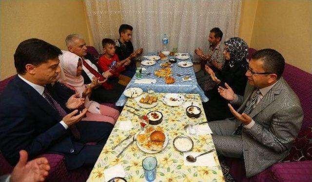 Başbakan Yıldırım, Gecekonduda İftar Sofrasına Konuk Oldu