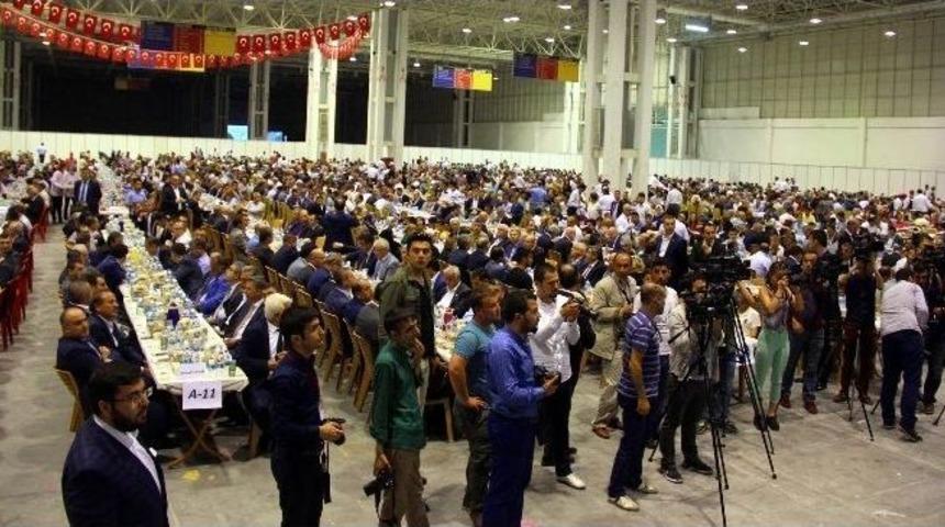 Gaziantep Valiliği Ve B&uuml;y&uuml;kşehir Belediyesinden 4 Bin Kişiye İftar Yemeği