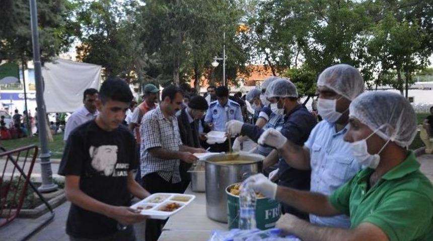 Siverek Belediyesinden Her G&uuml;n Bin Kişiye İftar Yemeği