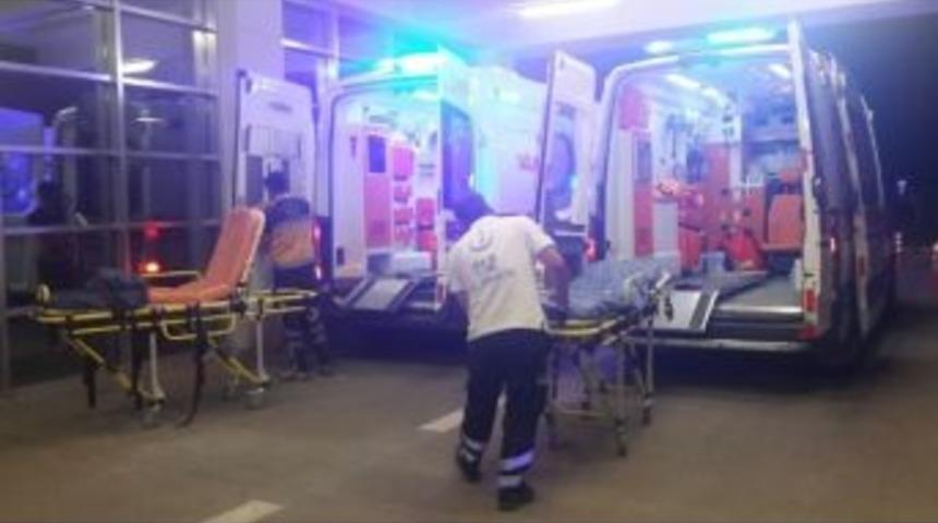 Kamyonet Devrildi: 2 Yaralı