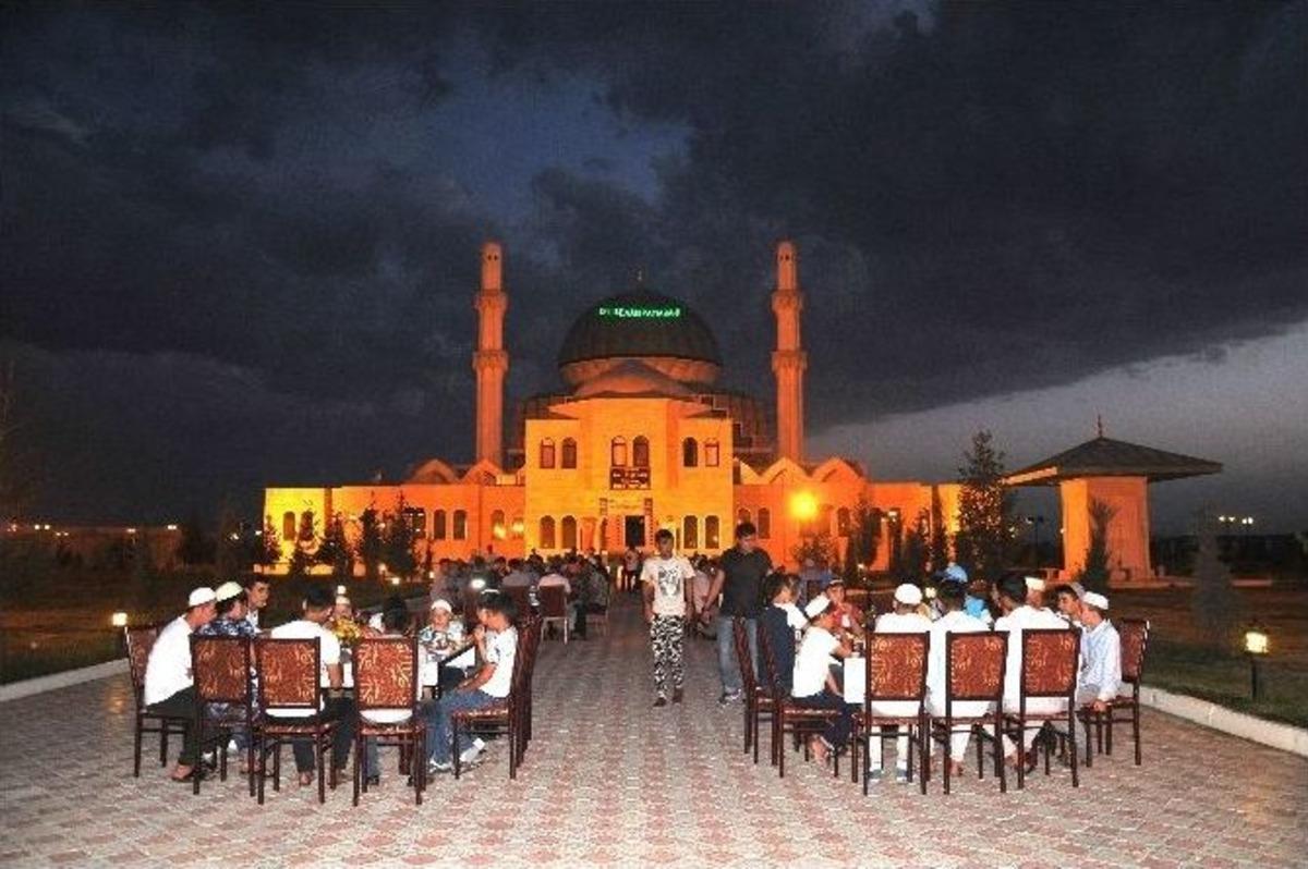 Diyanet Vakfı Kazakistan&rsquo;da İftarda İyilik Sofrası Kurdu