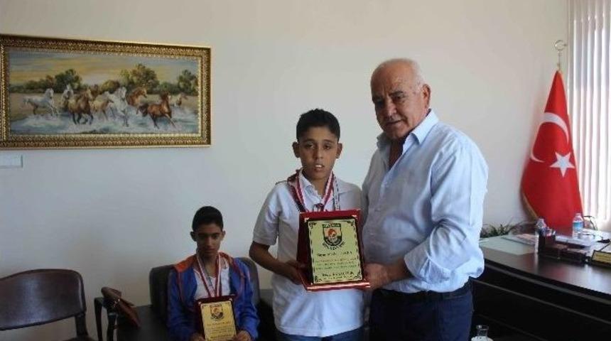 &Ouml;zel Sporculardan Başkan Kara&ccedil;elik&rsquo;e Ziyaret