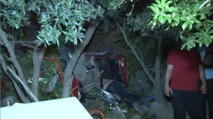 Ticari Ara&ccedil; Şarampole Yuvarlandı: 2 &Ouml;l&uuml;, 2 Yaralı