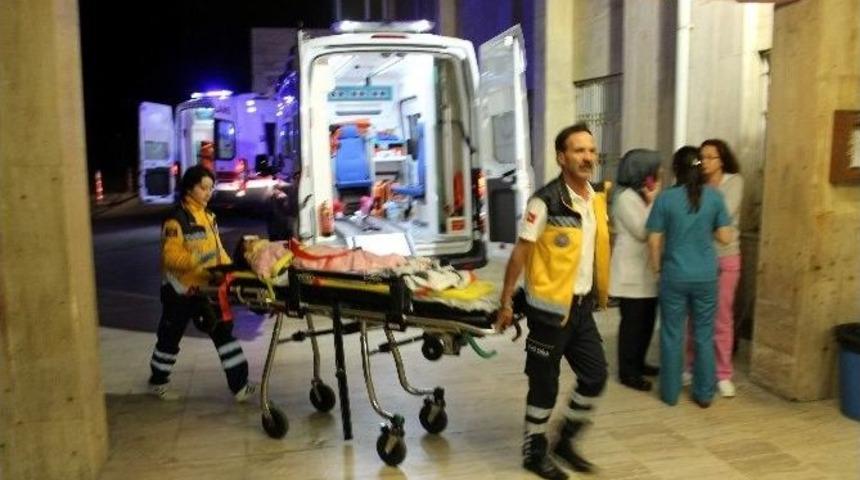 Otomobil Kamyona &Ccedil;arptı: 5 Yaralı