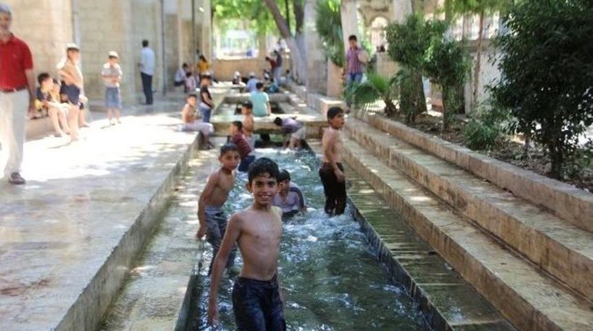 (&ouml;zel Haber) &Ccedil;ocukların Su Kanalında Tehlikeli Oyunu