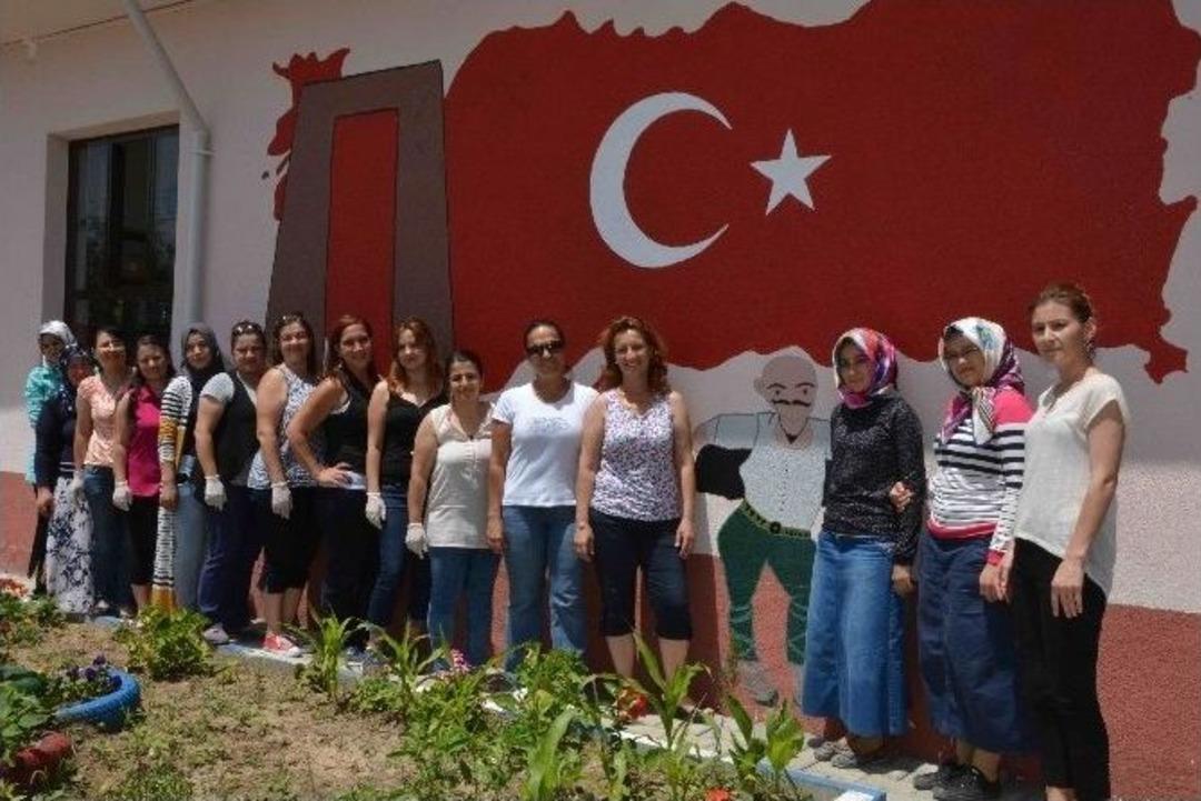 Ter&ouml;r Olaylarını Protesto Etmek İ&ccedil;in Şehidin İsminin Verildiği Okula T&uuml;rk Bayrağı Resmettiler