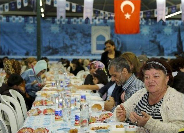 Ramazan Gecesi, Sohbet Ve İllüzyon Gösterisiyle Renklendi