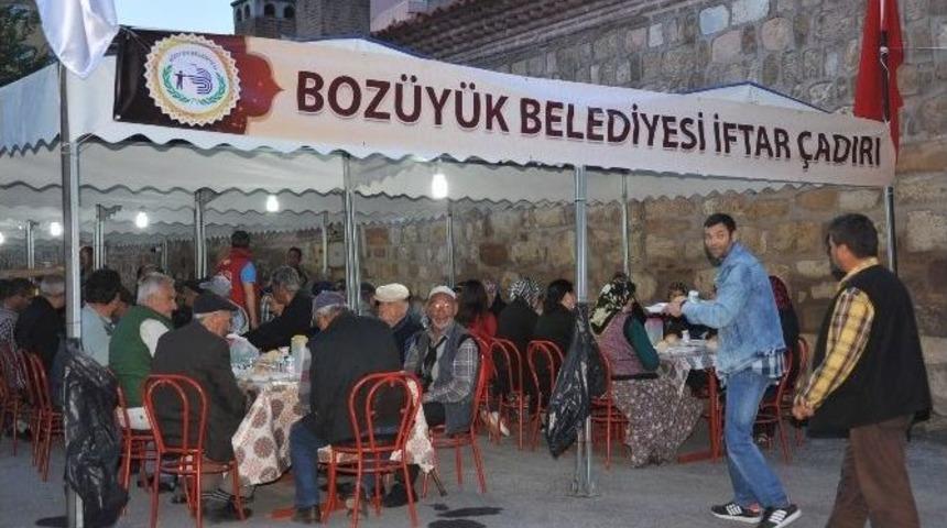 Bozüyük Belediyesi İftar Çadırı Vatandaşları Bir Araya Getiriyor