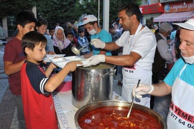 Bozüyük Belediyesi İftar Çadırı Vatandaşları Bir Araya Getiriyor