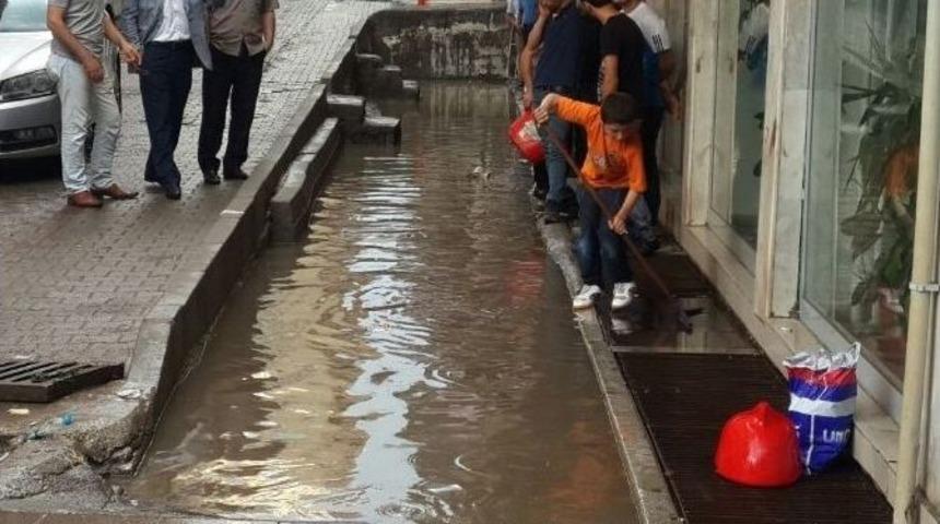 Siirt&rsquo;te Ev Ve İş Yerlerine Su Bastı