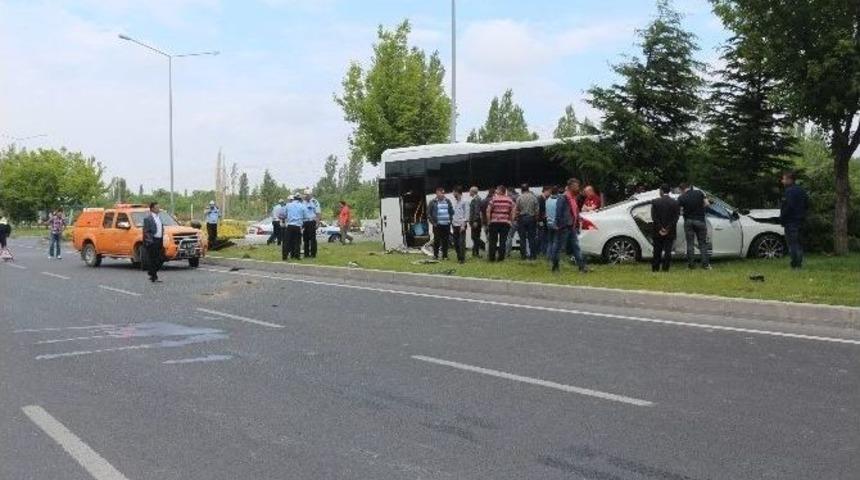 Niğde&rsquo;de Servis Aracı İle Otomobil &Ccedil;arpıştı: 1 Yaralı