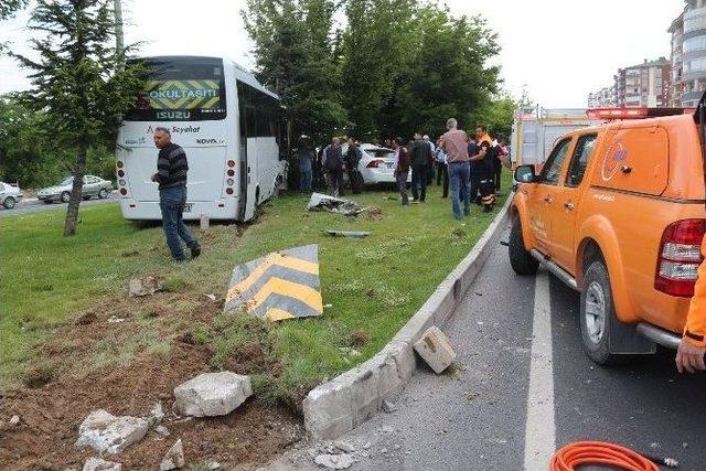 Niğde’de Servis Aracı İle Otomobil Çarpıştı: 1 Yaralı