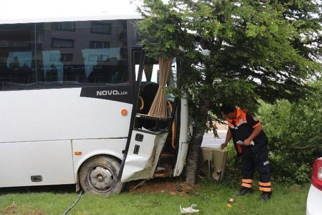 Niğde’de Servis Aracı İle Otomobil Çarpıştı: 1 Yaralı