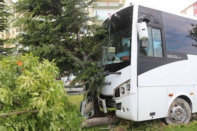 Niğde’de Servis Aracı İle Otomobil Çarpıştı: 1 Yaralı