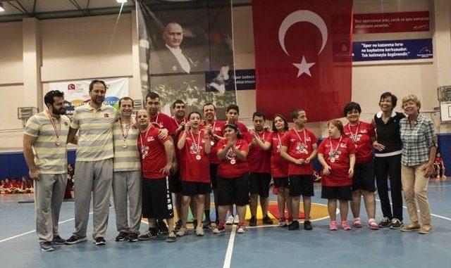 Ücretsiz Spor Okulları 2015-2016 Dönemini Turnuva İle Tamamladı