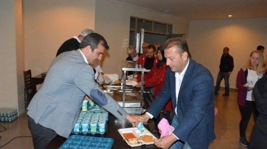 İftar Yemeği Başkan Yemenici&rsquo;nin Elinden