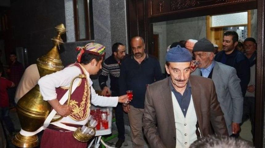 Tatvan&rsquo;da Teravih Sonrası Osmanlı Şerbeti Dağıtılıyor