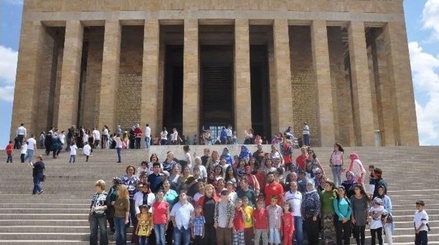 Atat&uuml;rk Sevgisi Engel Tanımadı