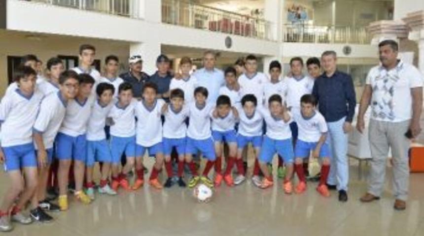 Muratpaşa U13 Futbol Takımı Başkan Uysal&rsquo;ı Ziyaret Etti