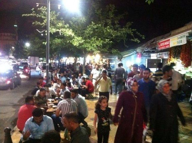 Şanlıurfa Geceleri Ramazanda Hareketlendi