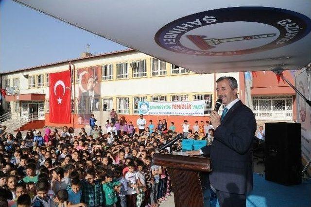 Tahmazoğlu Öğrencilere Kumbara Dağıttı