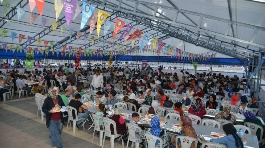 Eş Başkanlar İftar &Ccedil;adırında Yemek Dağıttı