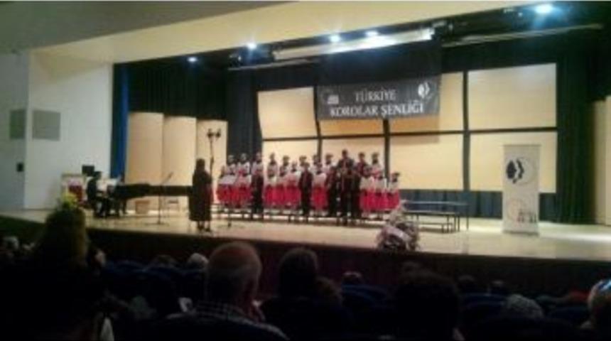 En G&uuml;zel T&uuml;rk&uuml;leri B&uuml;y&uuml;kşehir &Ccedil;ocuk Korosu S&ouml;yledi