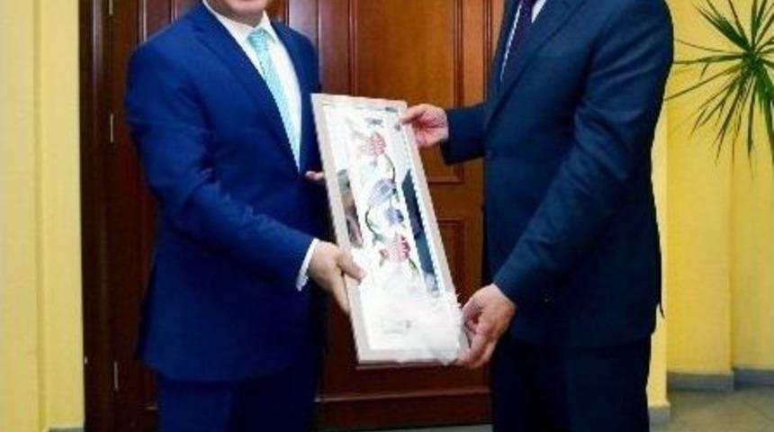 Başkan Karalar&rsquo;dan Vali B&uuml;y&uuml;k&rsquo;e &lsquo;hemşehrilik Beratı&rsquo; Jesti