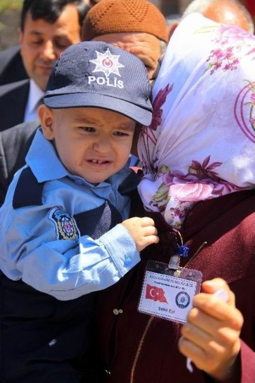 Minik Yusuf Babasını Polis Selamıyla Uğurladı