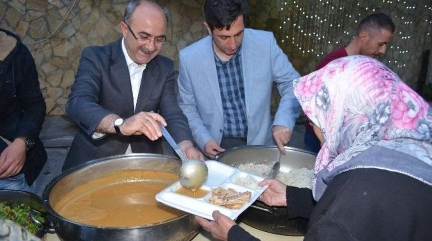 İftarını Vatandaşlarla A&ccedil;an Başkan G&uuml;lc&uuml;oğlu Servisi De Kendisi Yaptı