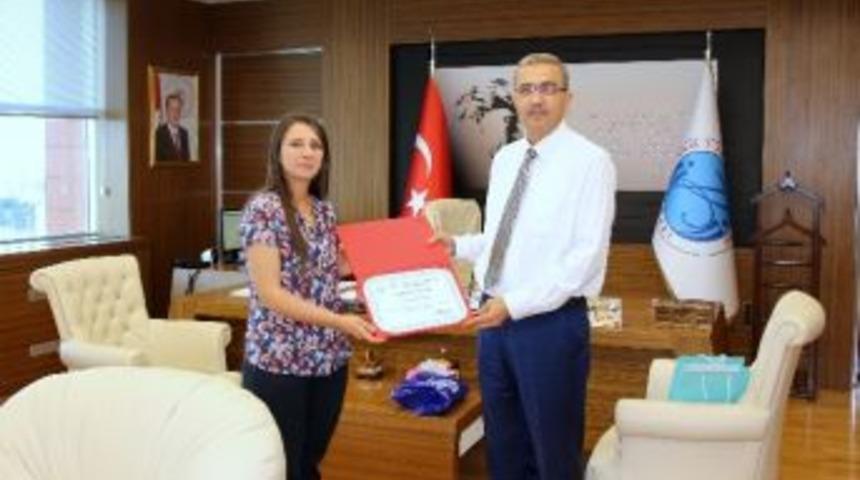 &Uuml;niversite Başarılı Personelini &Ouml;d&uuml;llendiriyor