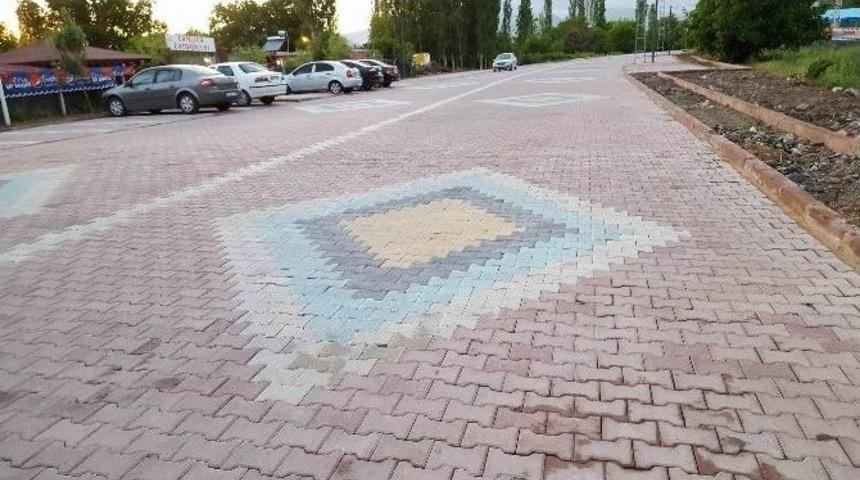 Develinin Çehresi Desenli Parkelerle Renkleniyor