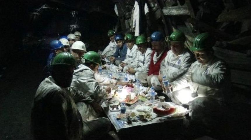 Madende Oru&ccedil; A&ccedil;tılar; Yerin Metrelerce Altında İftar Yaptılar