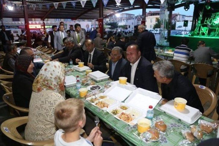 Başkan Büyükkılıç Osmanlı Mahalles Sakinleri İle İftar Yaptı G1