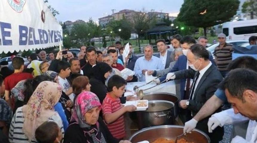 Kırıkkale&rsquo;de Vali Ve Belediye Başkanı Yemek Dağıttı