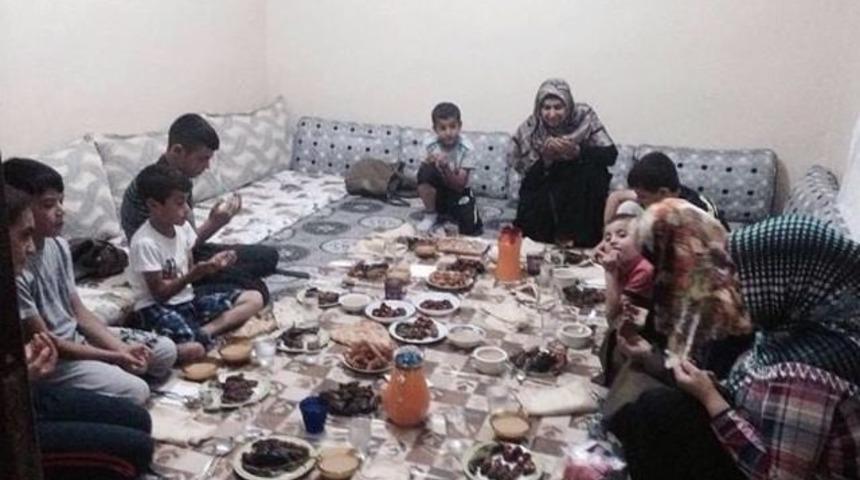 Yetimlere Pirzolalı, Kebaplı, Tatlılı İftar