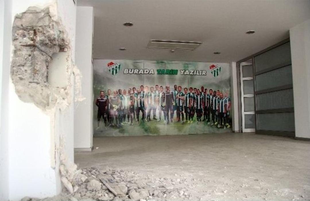 Atat&uuml;rk Stadı&rsquo;nda Yıkım Başladı