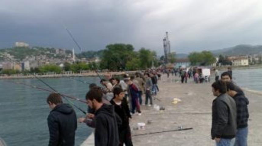 Amat&ouml;r Balık&ccedil;ılar İskeleye Akın Etti