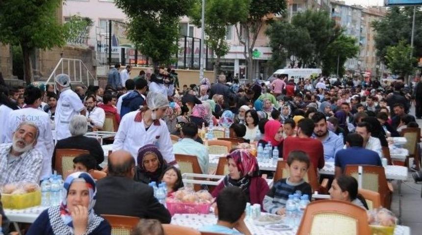 Niğde Belediyesinin İftar Sofrası Doldu Taştı