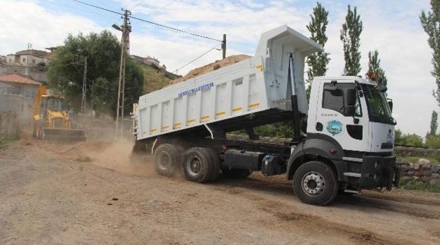 Develi Soysallı Mahallesinde Yol D&uuml;zenleme &Ccedil;alışmaları Devam Ediyor